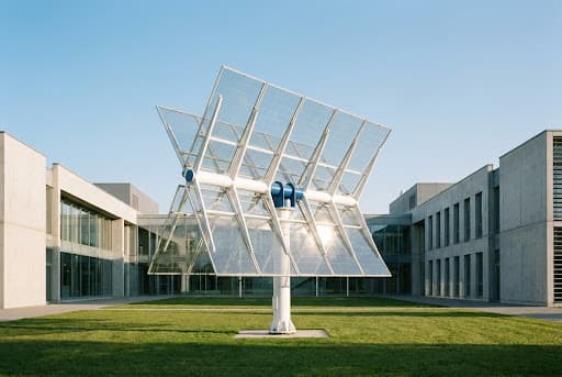 Estructura fotovoltaica orientable ante un edificio — imagen ilustrativa